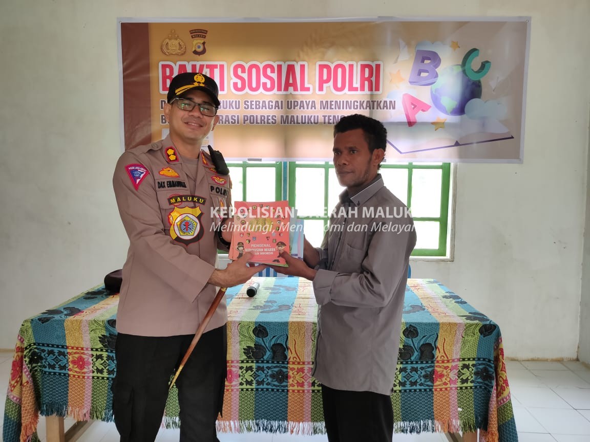 Polres Malteng Baksos Polri Peduli Budaya Literasi Distribusikan Buku