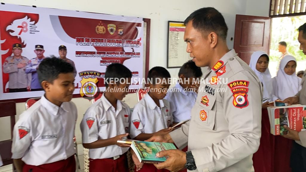 GALAKAN KEGIATAN POLRI PEDULI BUDAYA LITERASI, POLRES SBB DISTRIBUSI BUKU KE SD NEG.5 BULA