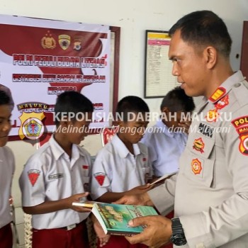 GALAKAN KEGIATAN POLRI PEDULI BUDAYA LITERASI, POLRES SBB DISTRIBUSI BUKU KE SD NEG.5 BULA