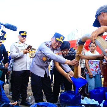 Hari Jadi Ke-72 Humas Polri Dirayakan Dengan Berbagi Air Bersih