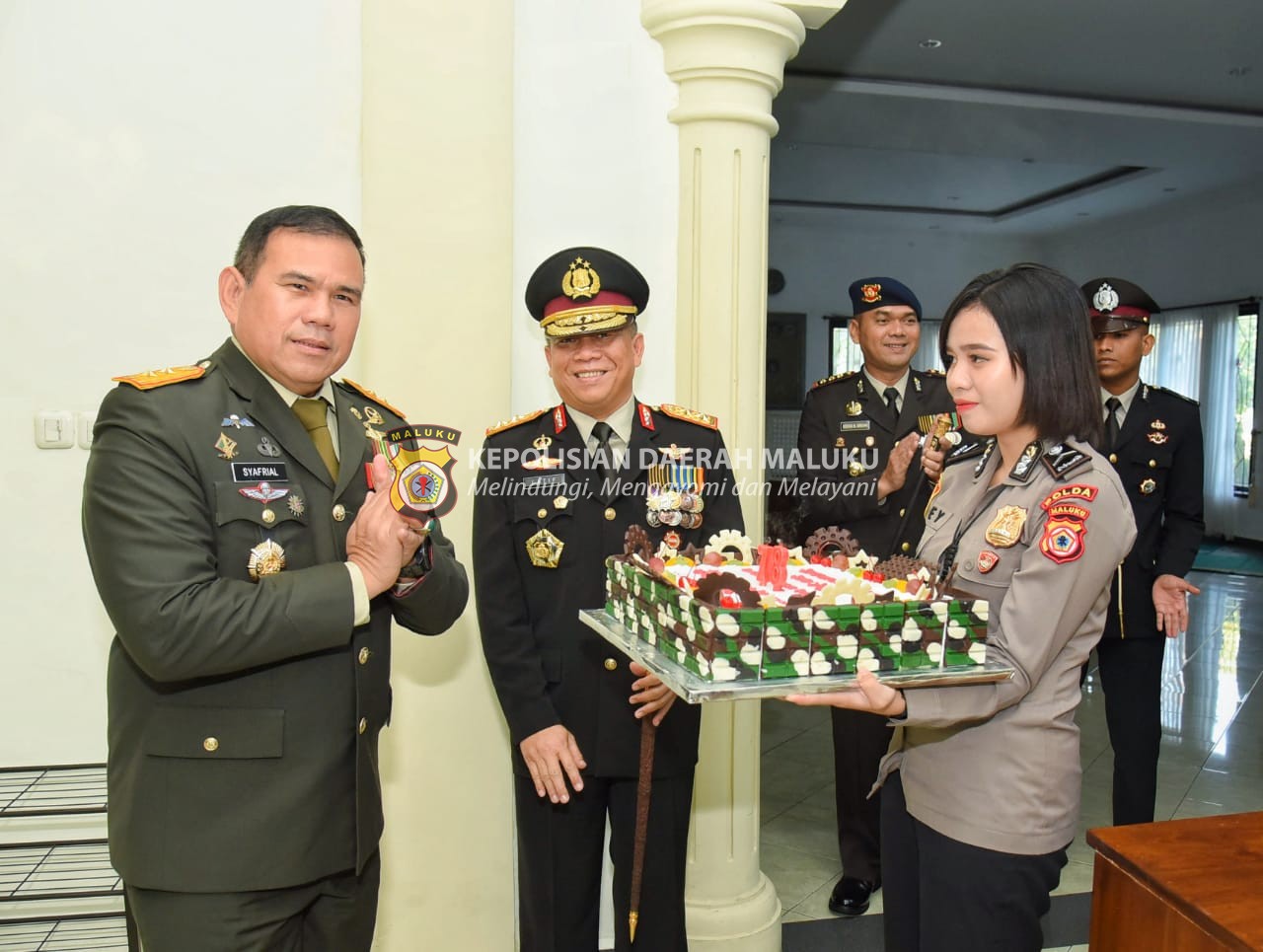 Kapolda hingga PJU Polda Maluku Berikan Kejutan Kue Ultah ke-78 kepada Petinggi TNI di Ambon