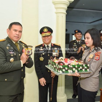 Kapolda hingga PJU Polda Maluku Berikan Kejutan Kue Ultah ke-78 kepada Petinggi TNI di Ambon