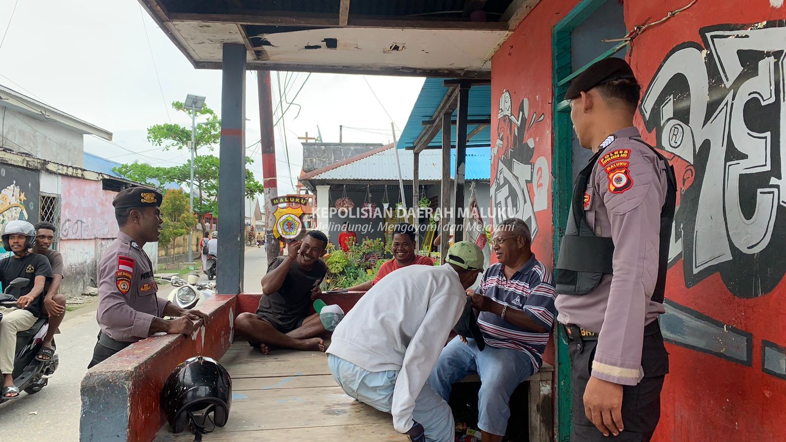 Melaksanan giat patroli dialogis di kawasan Dok Kota dobo, Personil Sat Samapta Polres Kepulauan Aru Sampaikan Himbauan Kamtibmas Secara Humanis .