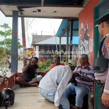 Melaksanan giat patroli dialogis di kawasan Dok Kota dobo, Personil Sat Samapta Polres Kepulauan Aru Sampaikan Himbauan Kamtibmas Secara Humanis .