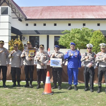 Sambangi Polres SBT, Kapolda Berikan Bantuan Peralatan Teknis untuk Satuan Polair, Lantas dan Logistik