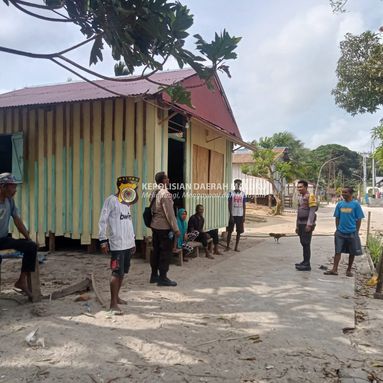 Patroli Jalan Kaki Keliling Desa Personil Polsek Aru Tengah Timur Sampaikan Himbauan Kamtibmas.