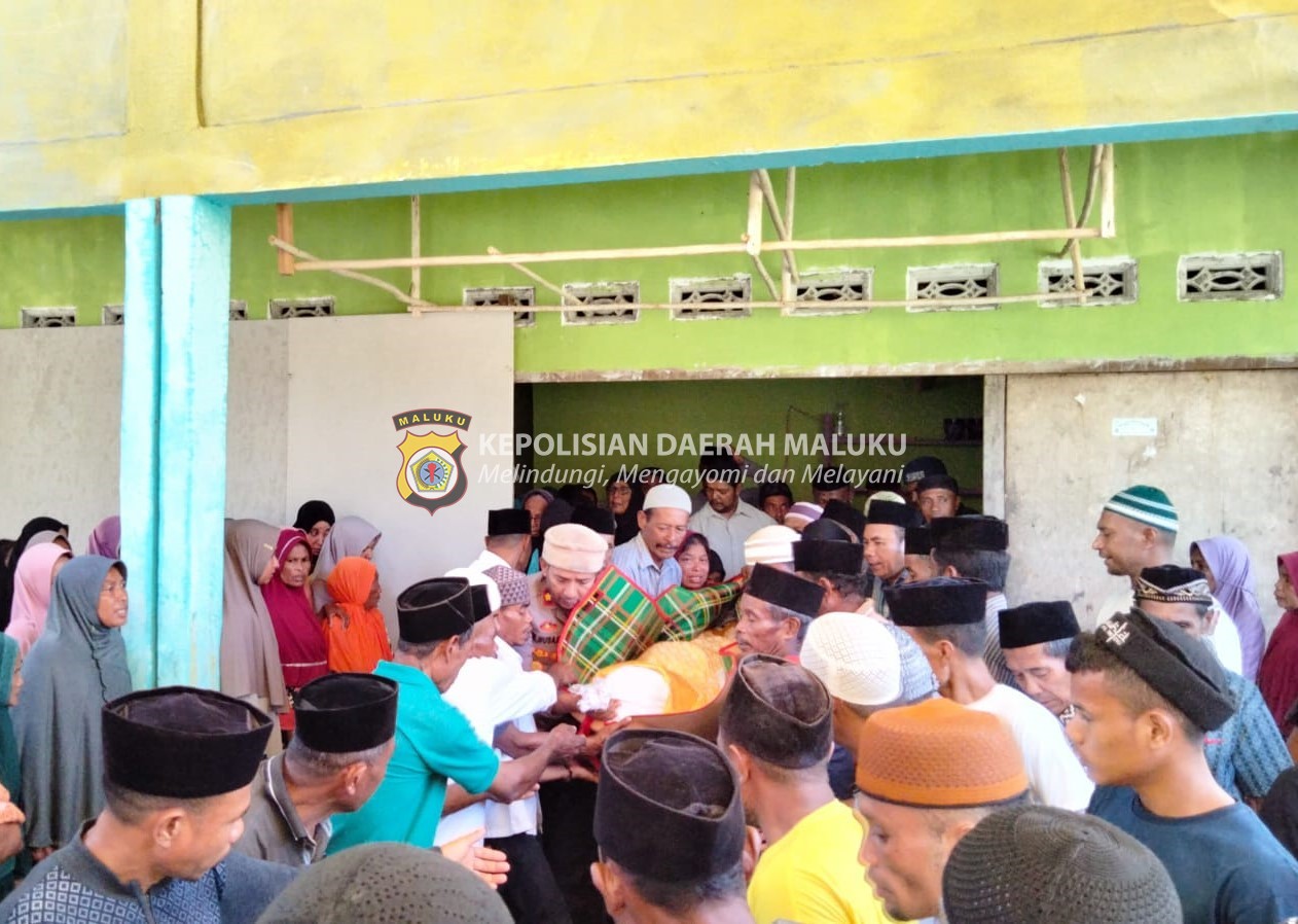 Hadir di Tengah-Tengah Masyarakat, Wakapolres SBT Ikuti Prosesi Pemakaman Warga Binaan