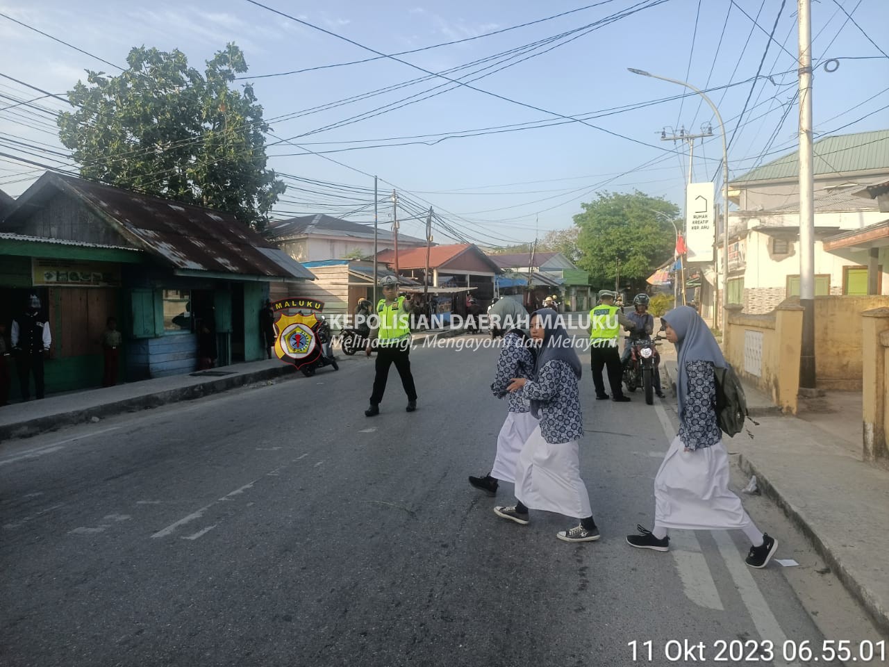 Satlantas Polres Kepulauan Aru Gaur Pagi Sambil Bantu Anak Sekolah Menyeberang Jalan.