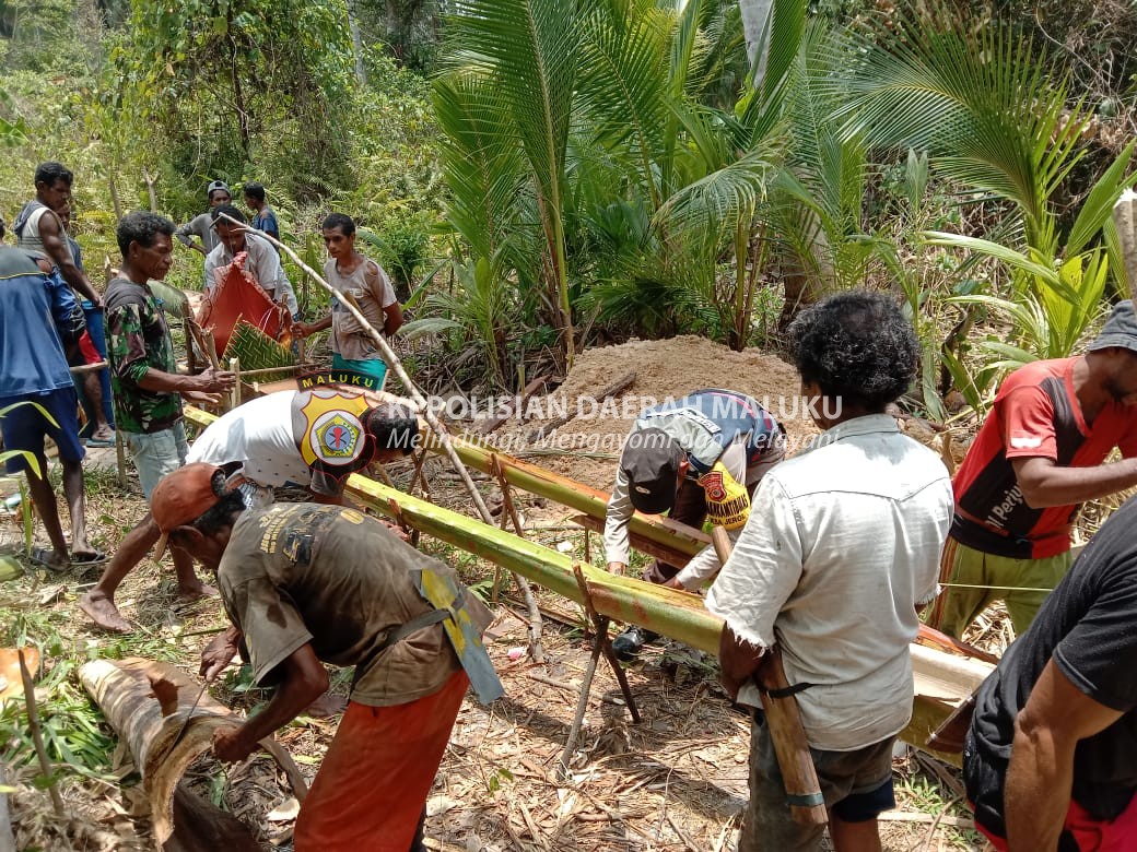 Bhabinkamtibmas Desa Jerol Aipda Yohanis P Aryesam Bantu Warga Memangkur Sagu Guna Menjalin Silahturami Yang Baik Dengan Warga Binaan.