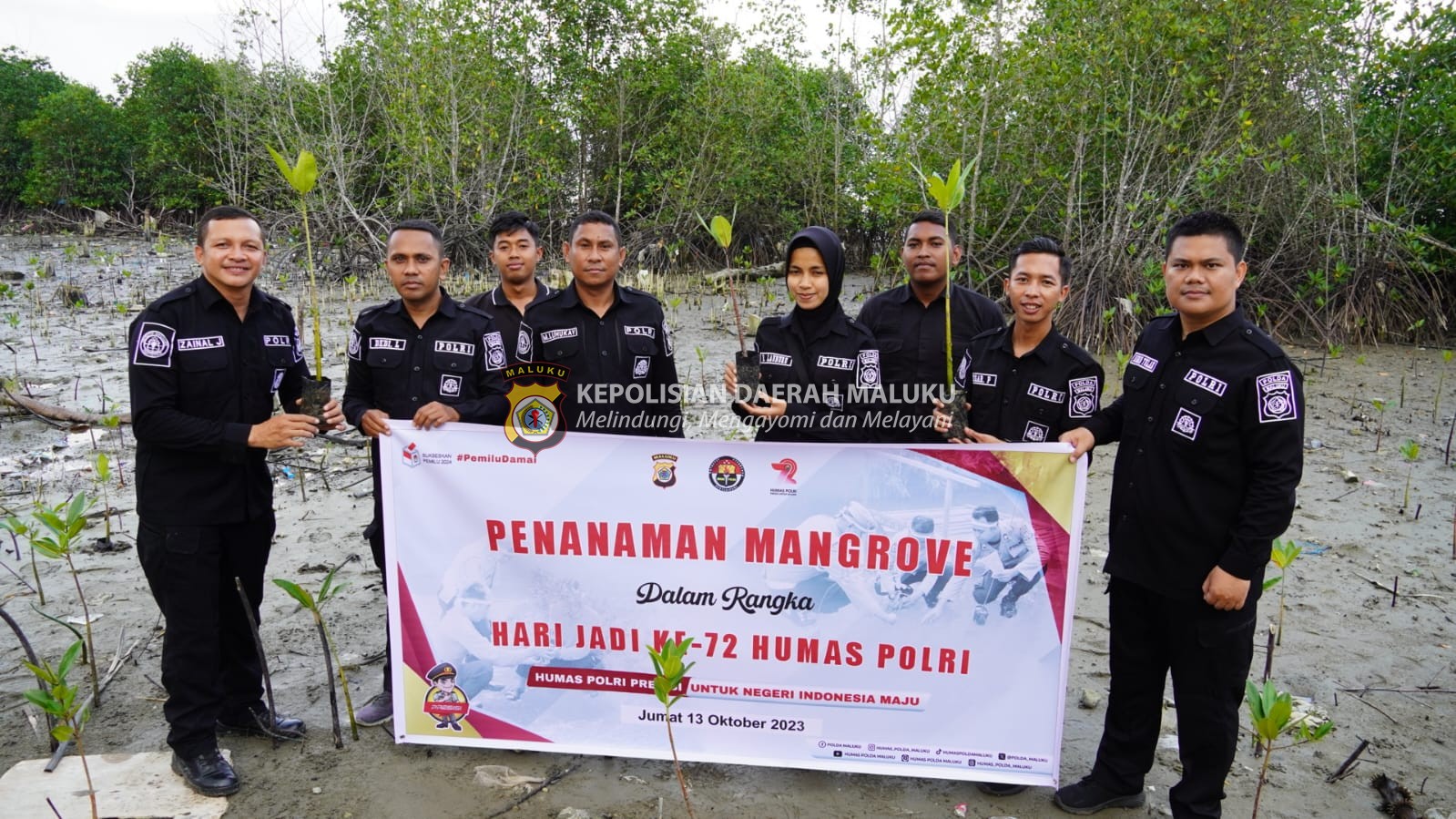 Personel Bidhumas Polda Maluku Tanam 100 Anakan Pohon Mangrove di Pesisir Pantai Desa Poka