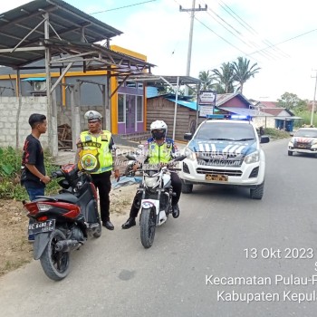 Patroli sore hari sat lantas Polres Kepulauan Aru Berikan Teguran Kepada Pengendara Dan Cegah Kemacetan.