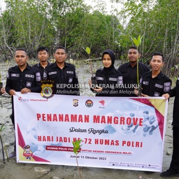 Personel Bidhumas Polda Maluku Tanam 100 Anakan Pohon Mangrove di Pesisir Pantai Desa Poka