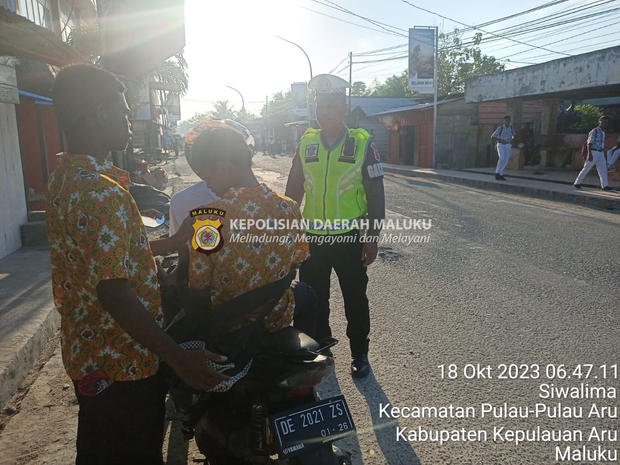 Pengendara Tak Pakai Helm Saat Berkendara, Anggota Satlantas Polres Kepulauan Aru Tegur Dan Himbau Secara  Humanis.