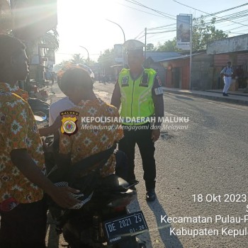 Pengendara Tak Pakai Helm Saat Berkendara, Anggota Satlantas Polres Kepulauan Aru Tegur Dan Himbau Secara  Humanis.