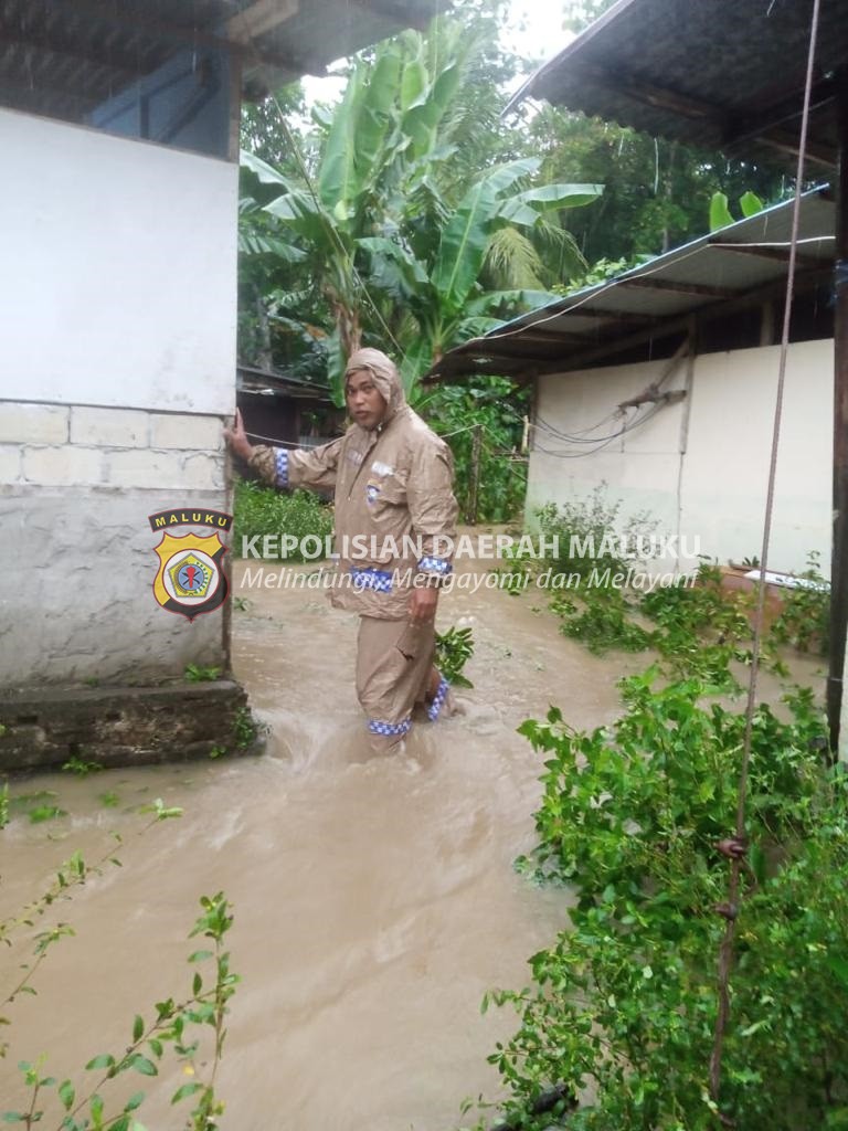 Bhabinkamtibmas Negeri Latuhalat Pantau dan Berikan Pesan Kamtibmas di Dusun Omputty yang Terdampak Banjir