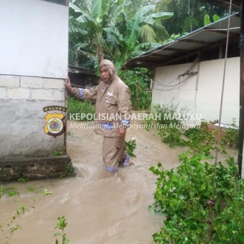 Bhabinkamtibmas Negeri Latuhalat Pantau dan Berikan Pesan Kamtibmas di Dusun Omputty yang Terdampak Banjir