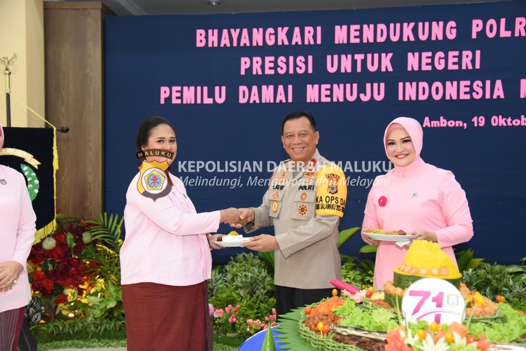 Kapolda Maluku Berikan Penghargaan Kepada Dua Ibu Bhayangkari Berprestasi dari Kowad dan PNS