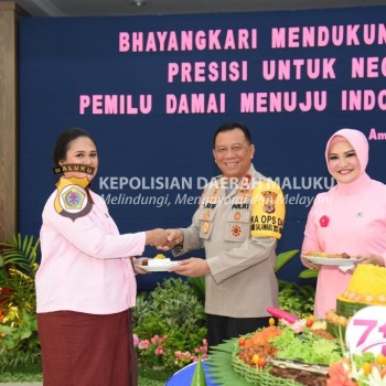 Kapolda Maluku Berikan Penghargaan Kepada Dua Ibu Bhayangkari Berprestasi dari Kowad dan PNS