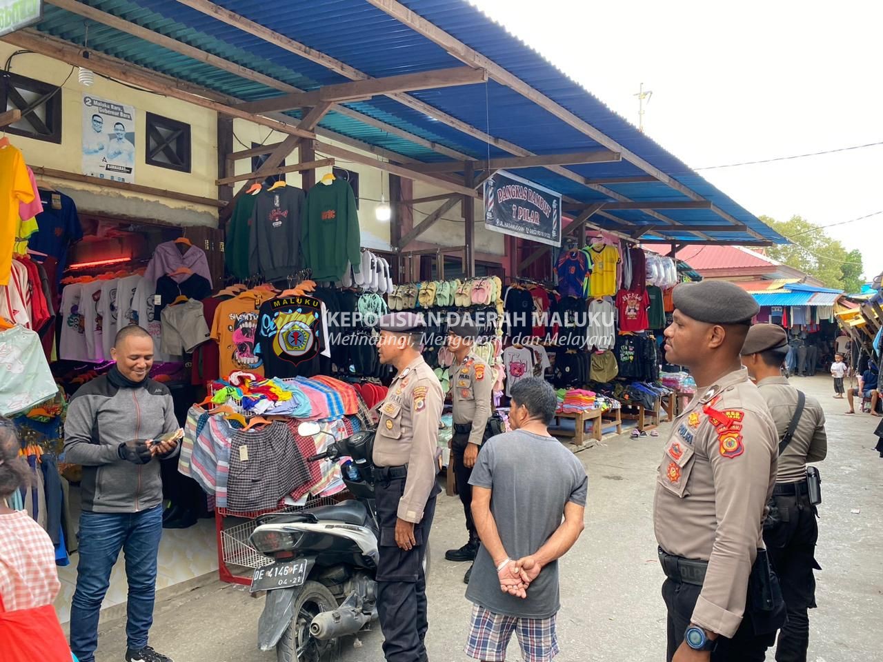 Cipta Kondisi, Satuan Samapta Polres Kepulauan Aru Patroli Di Pasar Jargaria Kota Dobo Beri Himbauan Kamtibmas.