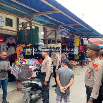 Cipta Kondisi, Satuan Samapta Polres Kepulauan Aru Patroli Di Pasar Jargaria Kota Dobo Beri Himbauan Kamtibmas.