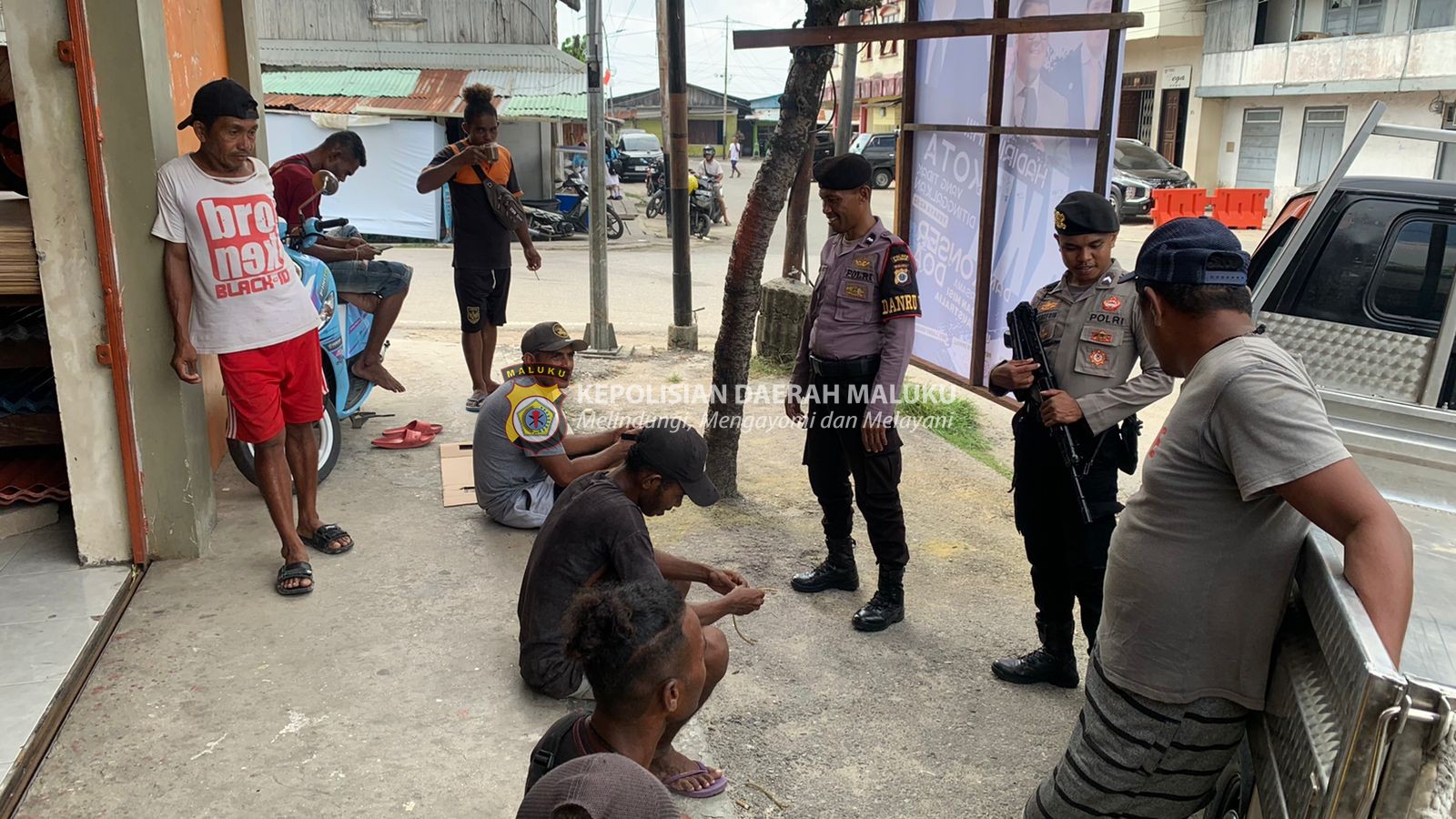 Laksanakan Patroli Satuan Samapta Polres Kepulauan Aru Sampaikan Himbauan Kamtibmas Bagi Masyarakat Sekitar Kota Dobo.