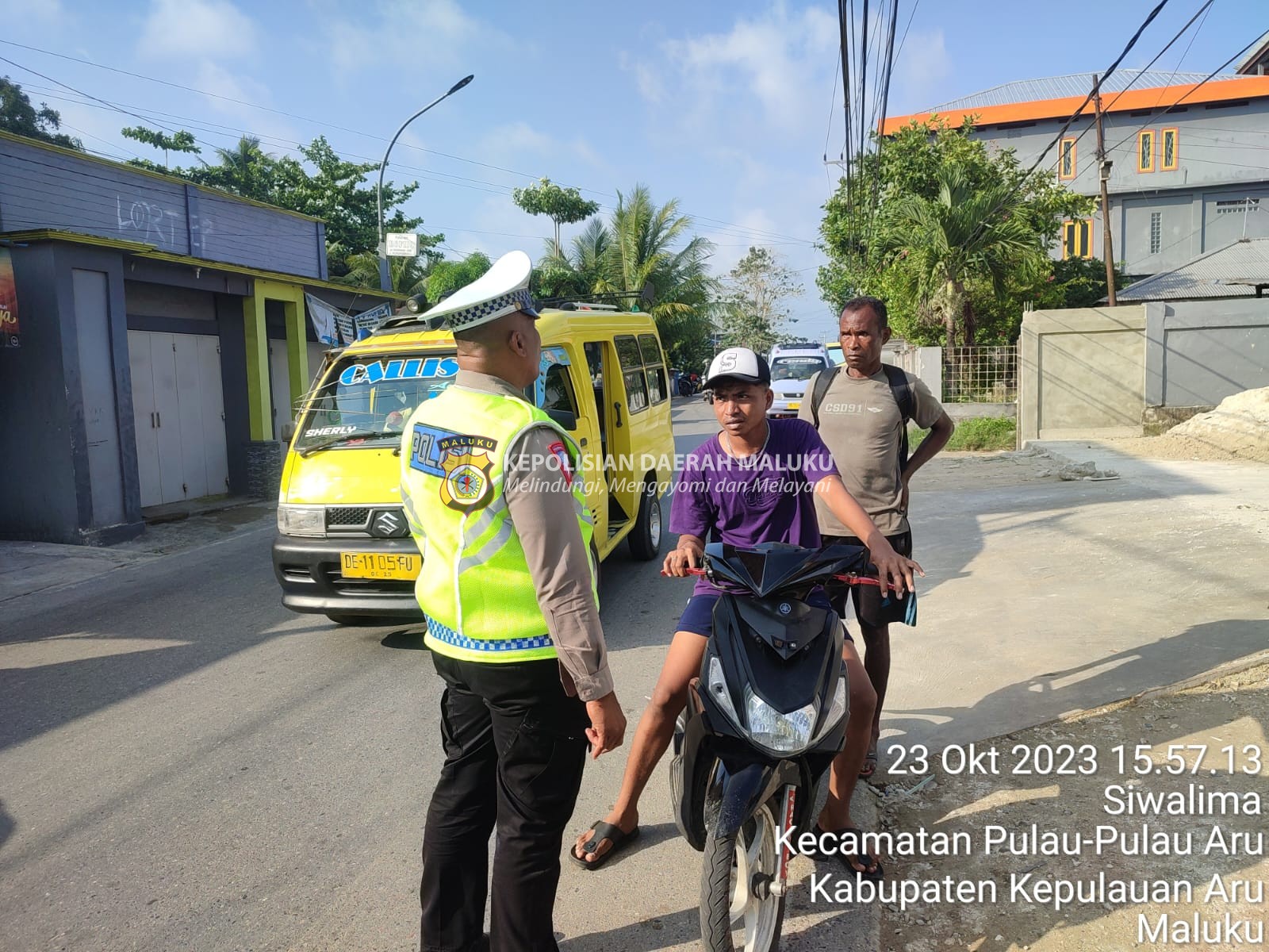 Bonceng Tanpa Gunakan Helm Sat Lantas Polres Kepulauan Aru Tegur Pengendara Secara Humanis.