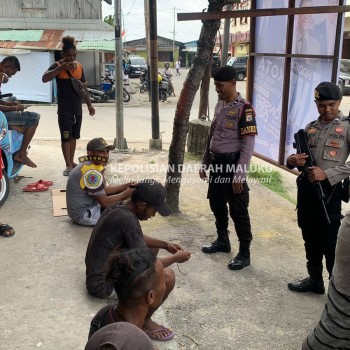 Laksanakan Patroli Satuan Samapta Polres Kepulauan Aru Sampaikan Himbauan Kamtibmas Bagi Masyarakat Sekitar Kota Dobo.