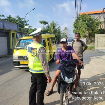 Bonceng Tanpa Gunakan Helm Sat Lantas Polres Kepulauan Aru Tegur Pengendara Secara Humanis.