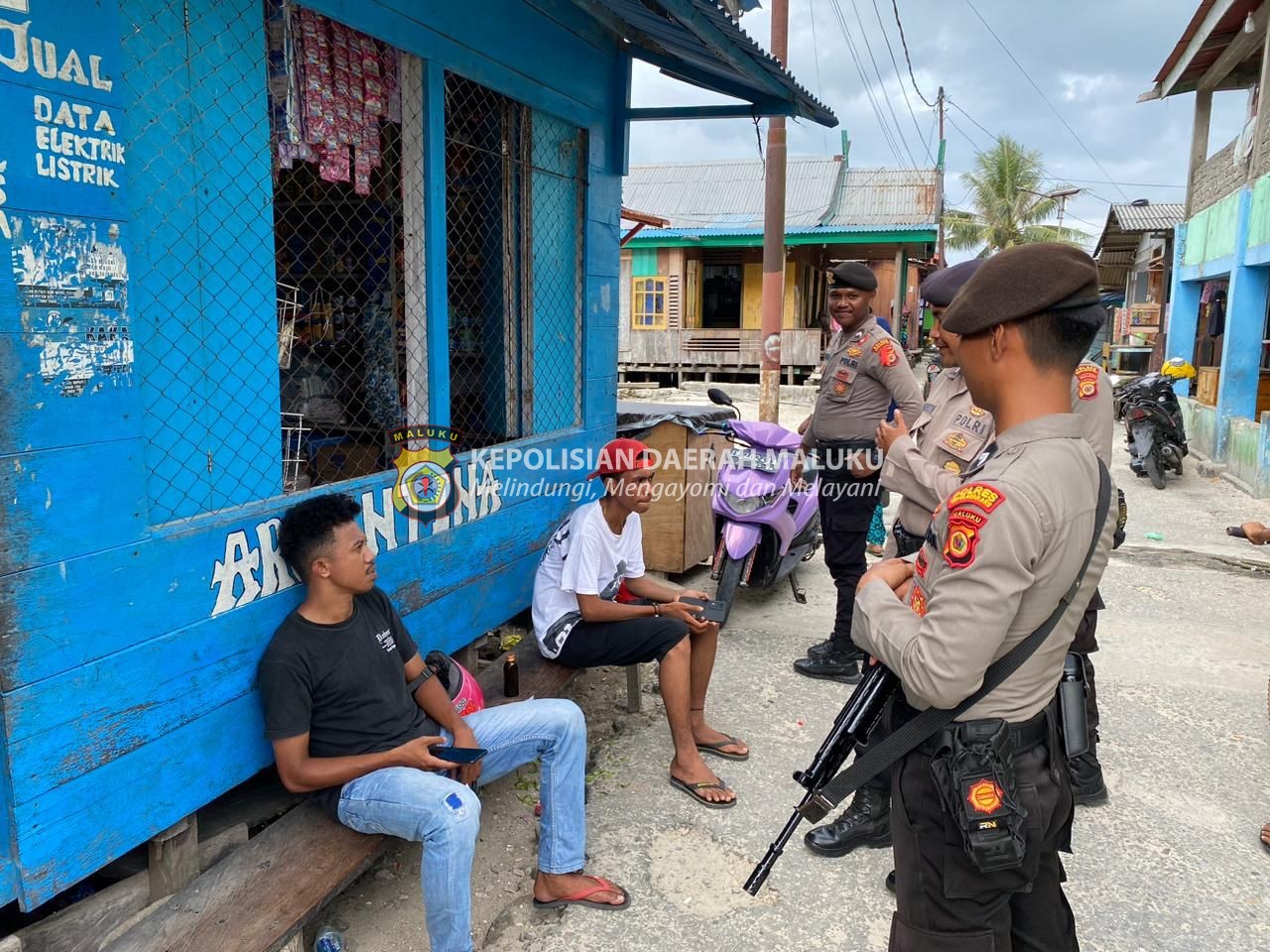 Patroli Jalan Kaki Sat Samapta Polres Kepulauan Aru Berikan Himbauan Kamtibmas Bagi Masyarakat Sekitar Kota Dobo.