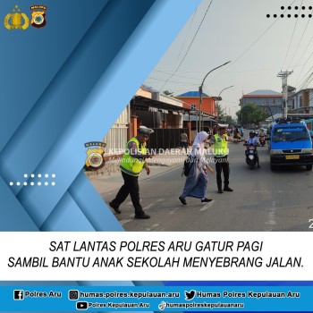 Sat lantas polres Aru Gatur Pagi Sambil Bantu Anak Sekolah Menyebrang Jalan.