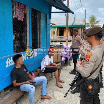 Patroli Jalan Kaki Sat Samapta Polres Kepulauan Aru Berikan Himbauan Kamtibmas Bagi Masyarakat Sekitar Kota Dobo.