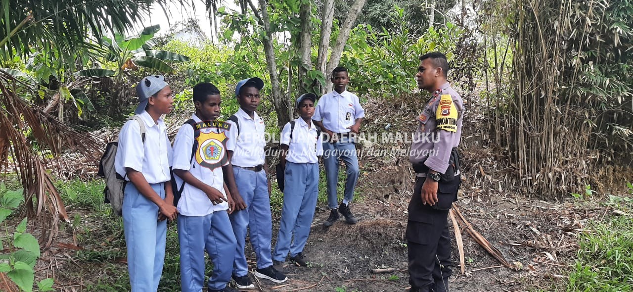 Patroli Sekitar Bhabinkamtibmas AIPDA Jeko Keliduan Berikan Himbauan Kepada Pelajar.