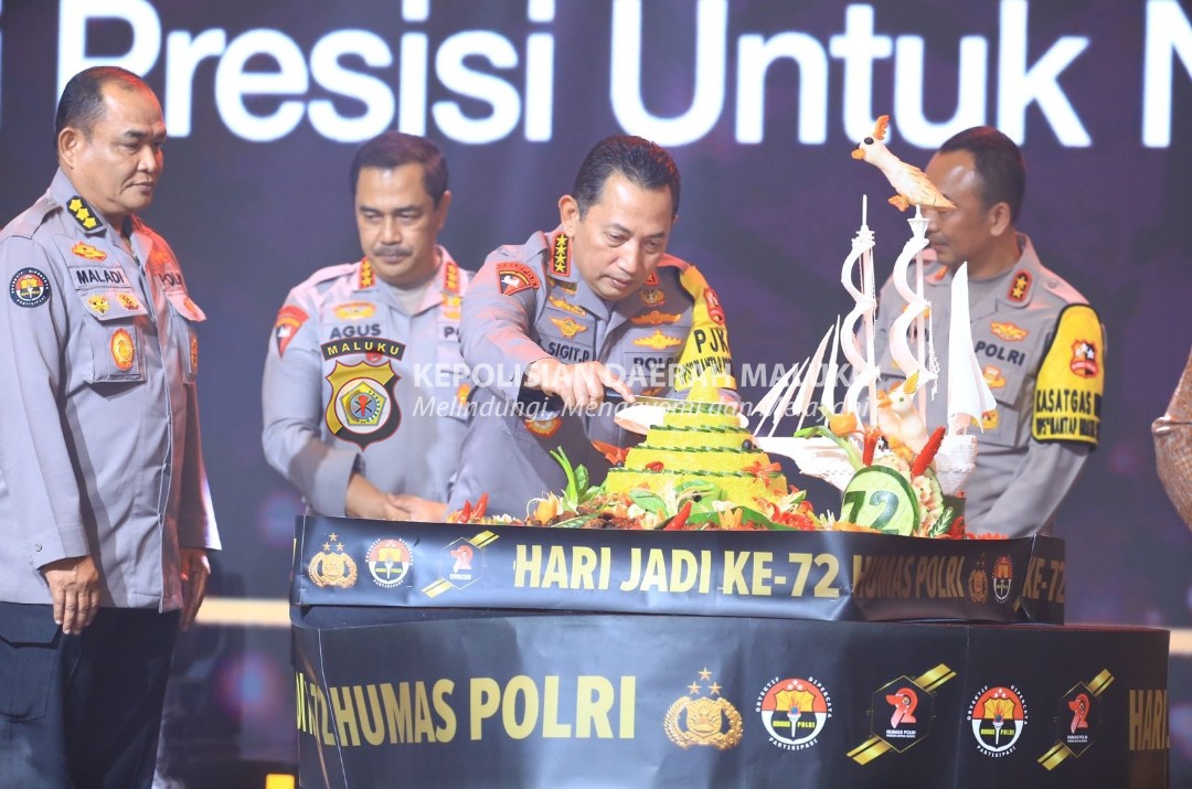 Dua Hadiah Untuk Divisi Humas Polri Dari Kapolri