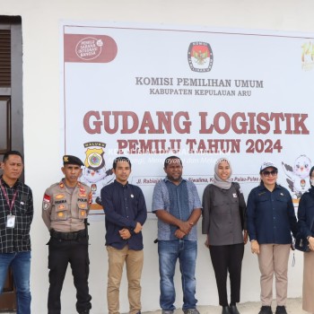 Polres Kepulauan Aru Lakukan Pengamanan kedatangan Logistik Pemilu.