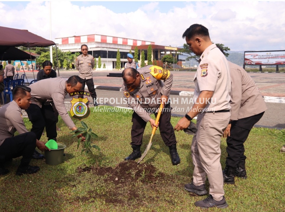 Biro SDM Polda Maluku dan Polres Jajaran Gelar Bakes, Baksos dan Penanaman Pohon