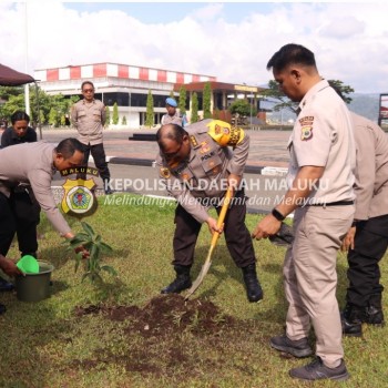 Biro SDM Polda Maluku dan Polres Jajaran Gelar Bakes, Baksos dan Penanaman Pohon