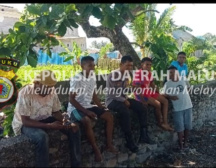 Bhabinkamtibmas Desa Ilath Sambang Warga Desa Binaan