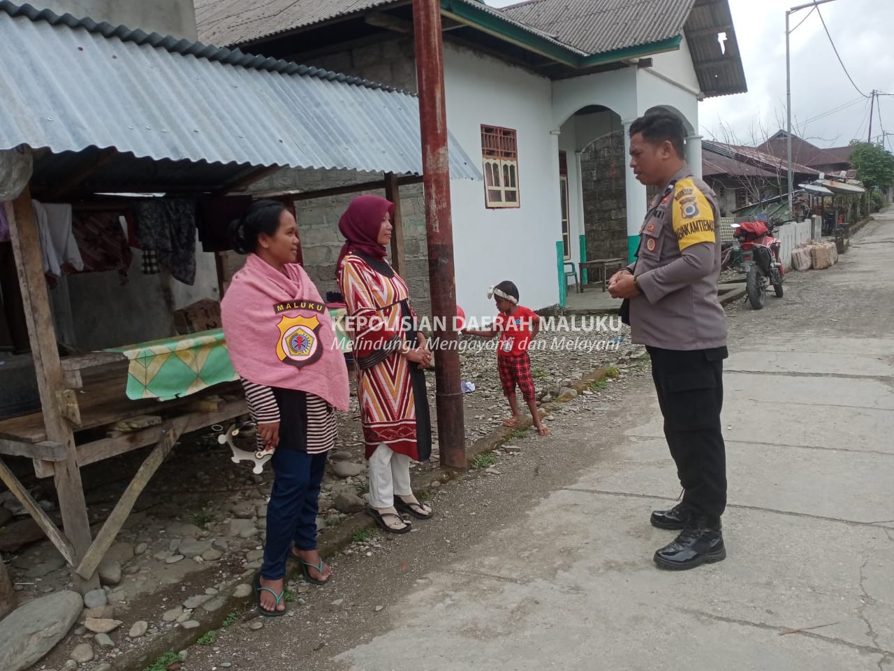 Bhabinkamtibmas Desa Namlea Ilath DDS Dengan Warga Desa Binaan