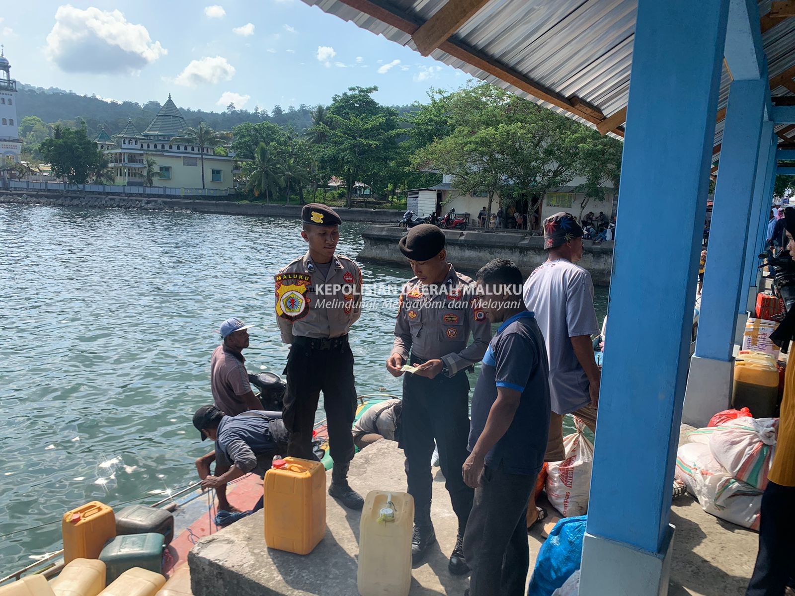 Personil Polsek Hitu Gelar Patroli di Pelabuhan Speed Boat Negeri Hitu