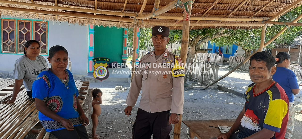 Bhabinkamtibmas Desa Wamlana Sambang Warga Desa Binaan