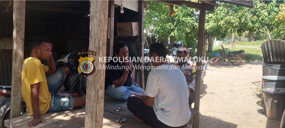 Bhabinkamtibmas Desa Sanleko Sampaikan Pesan – Pesan Kamtibmas Kepada Warga Desa Binaan