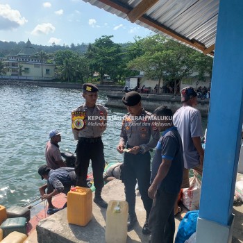 Personil Polsek Hitu Gelar Patroli di Pelabuhan Speed Boat Negeri Hitu