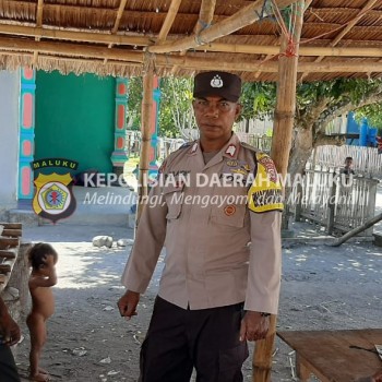 Bhabinkamtibmas Desa Wamlana Sambang Warga Desa Binaan