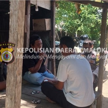 Bhabinkamtibmas Desa Sanleko Sampaikan Pesan – Pesan Kamtibmas Kepada Warga Desa Binaan