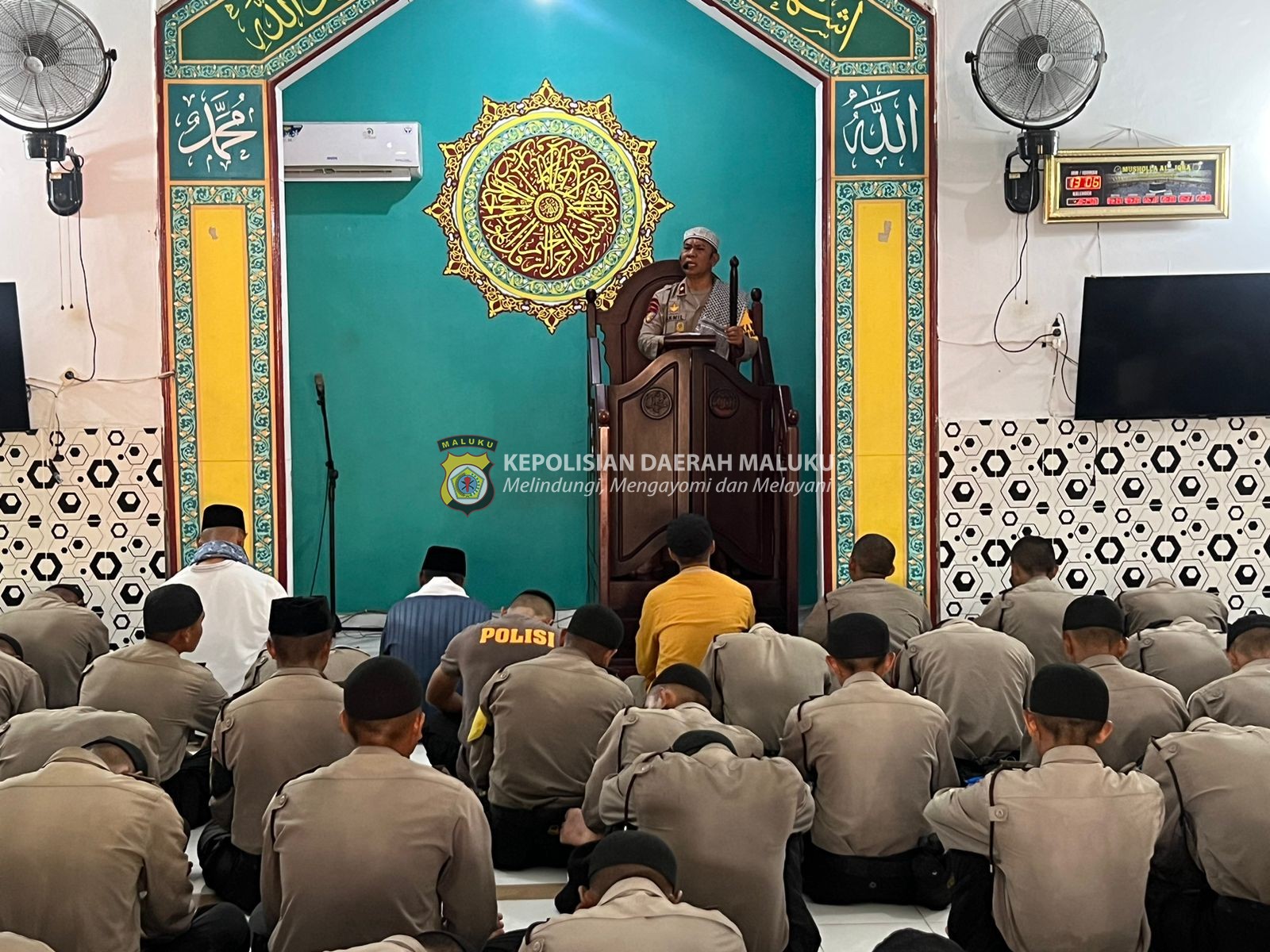 Kabagbinopsnal Ditpolairud Polda Maluku Jadi Khatib Jumat di Masjid Al-Iqro SPN Polda Maluku