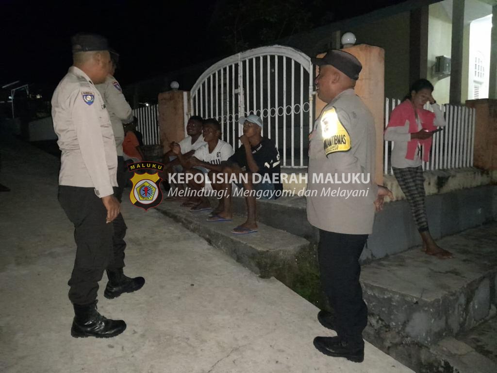 Pelaksanaan Patroli Malam, Personil Polsek Nusalaut berikan Himbauan