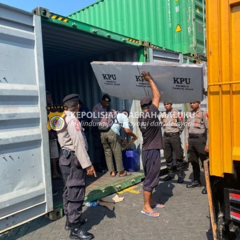 Polda Maluku Amankan Distribusi Bilik Suara ke KPU SBB dan SBT