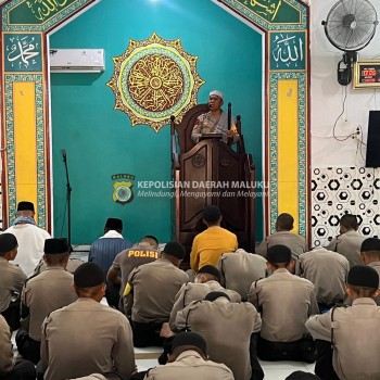 Kabagbinopsnal Ditpolairud Polda Maluku Jadi Khatib Jumat di Masjid Al-Iqro SPN Polda Maluku