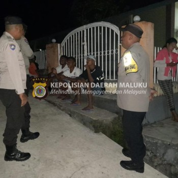 Pelaksanaan Patroli Malam, Personil Polsek Nusalaut berikan Himbauan