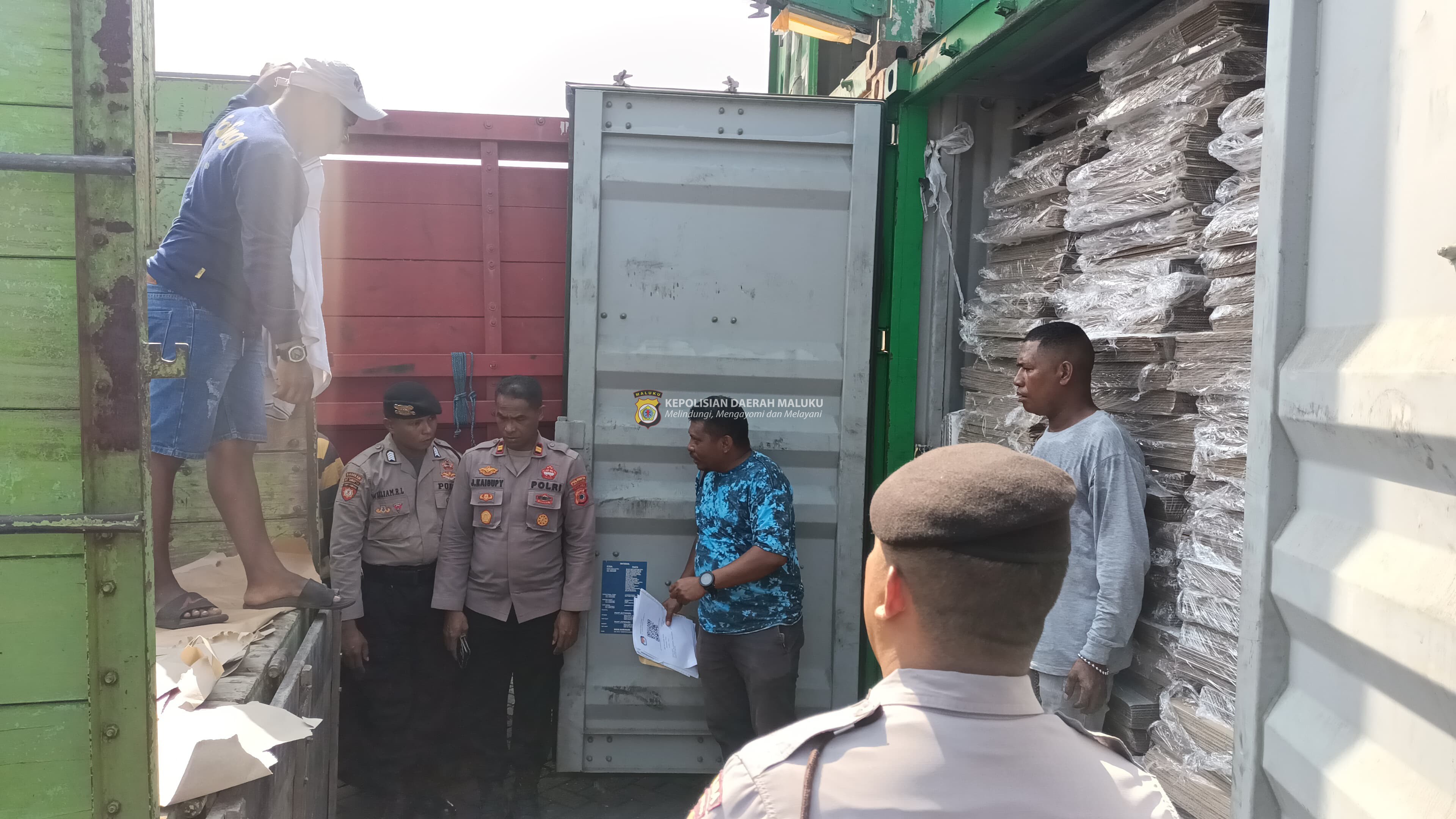 Polda Maluku Amankan Ribuan Bilik Suara ke KPU Bursel